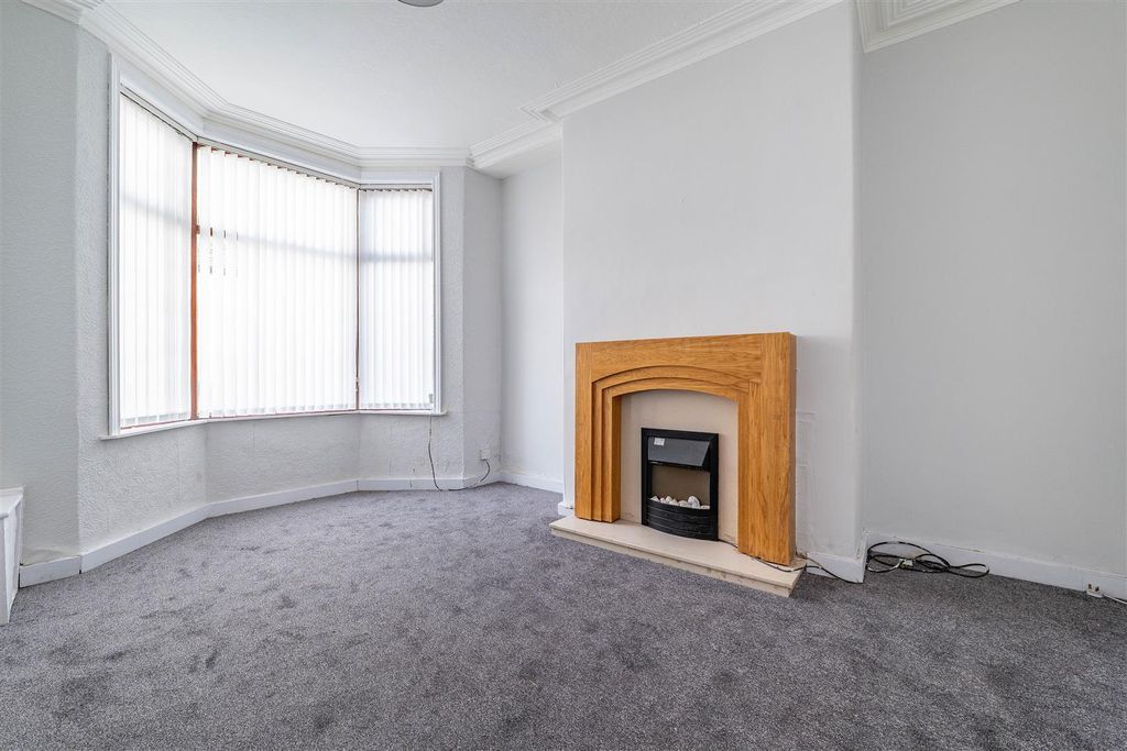 Property photo 2 of 19 Lounge