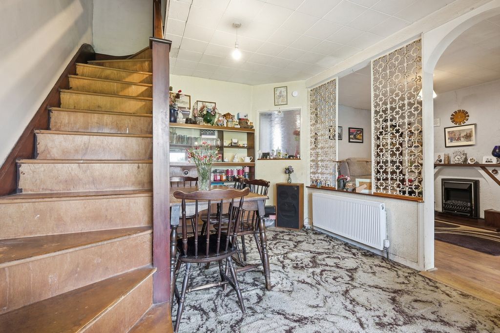 Property photo 2 of 25