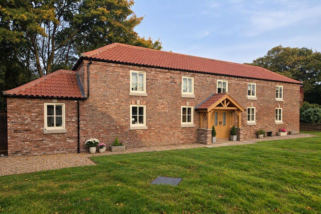 Property photo 1 of 32 Amber Lodge - Front.Jpg