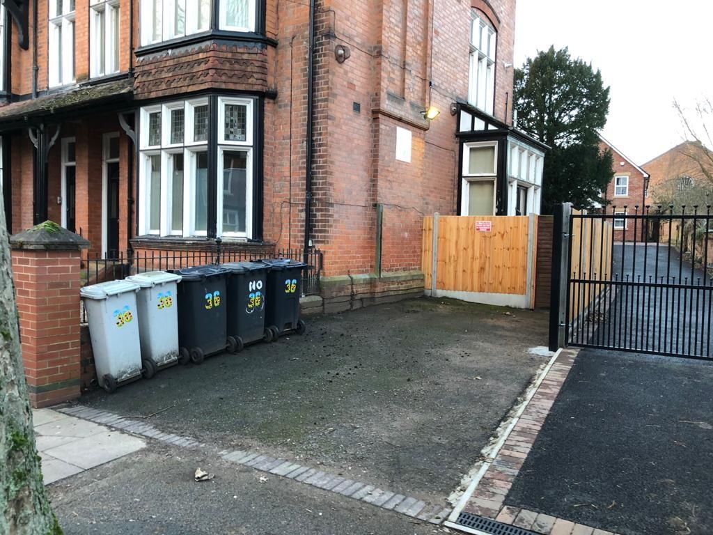 Property photo 2 of 6 Driveway