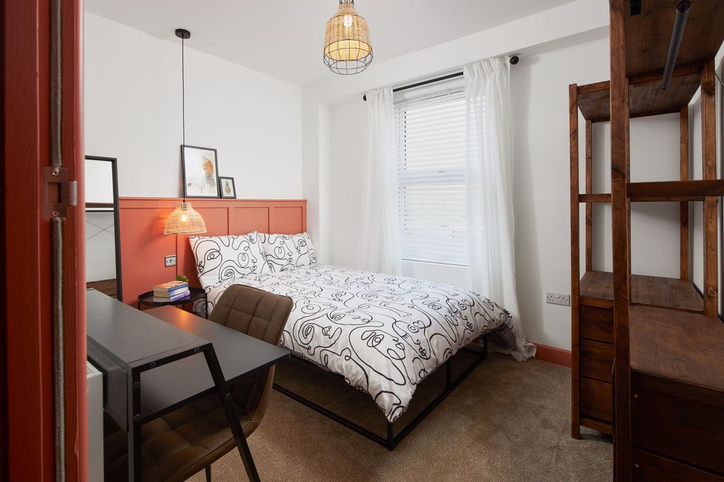 Property photo 2 of 27 Room 5