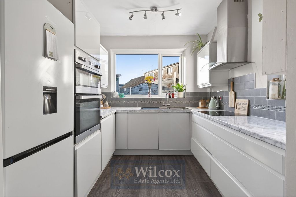 Property photo 3 of 28