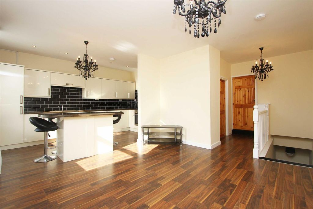 Property photo 3 of 7 Living Room / Kitchen