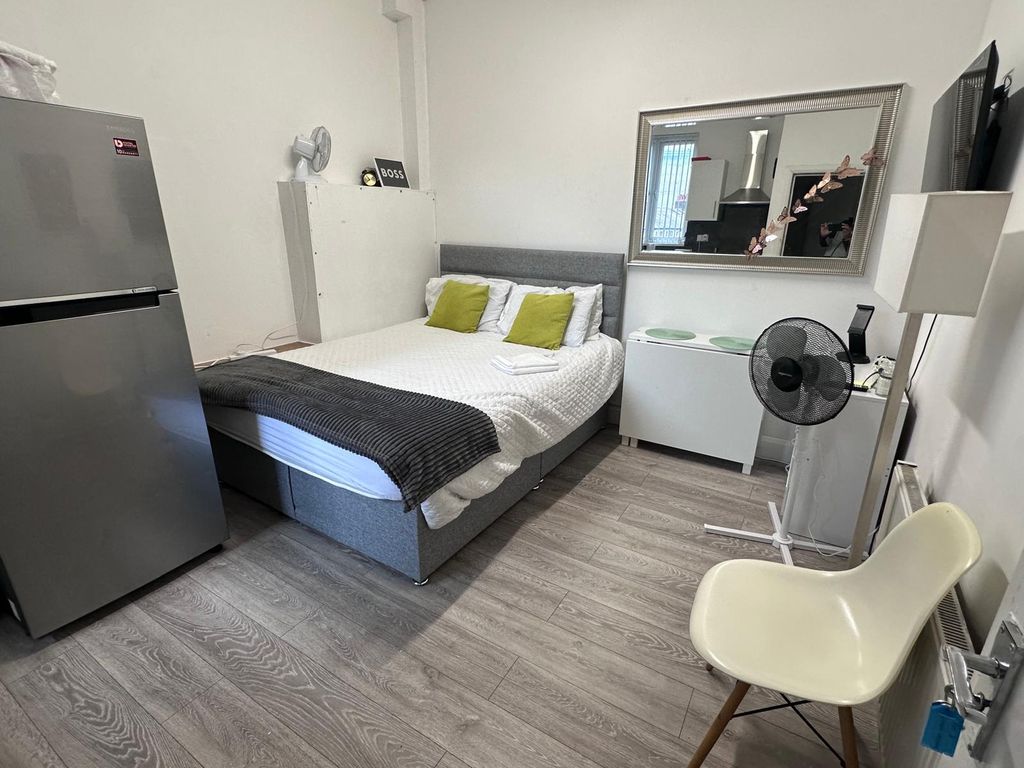 Property photo 1 of 2 Studio To Rent With All Bills Included