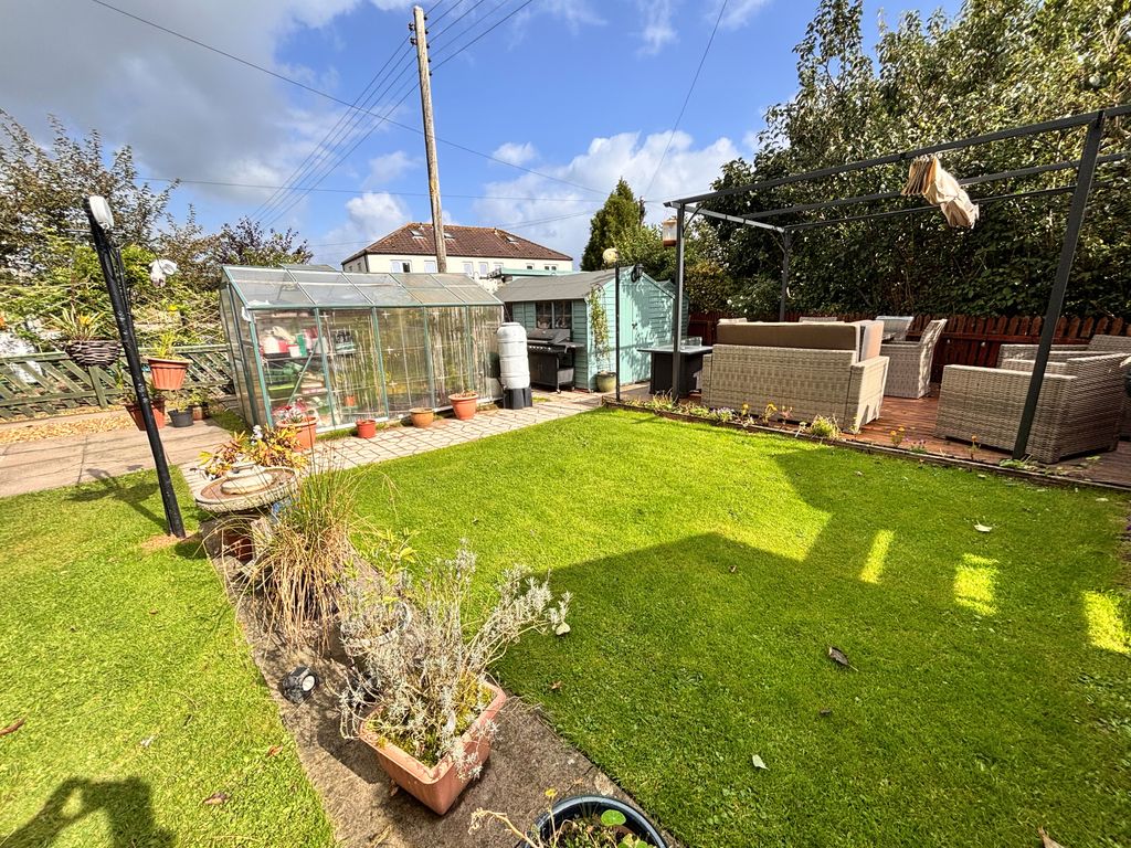 Property photo 2 of 11 Garden