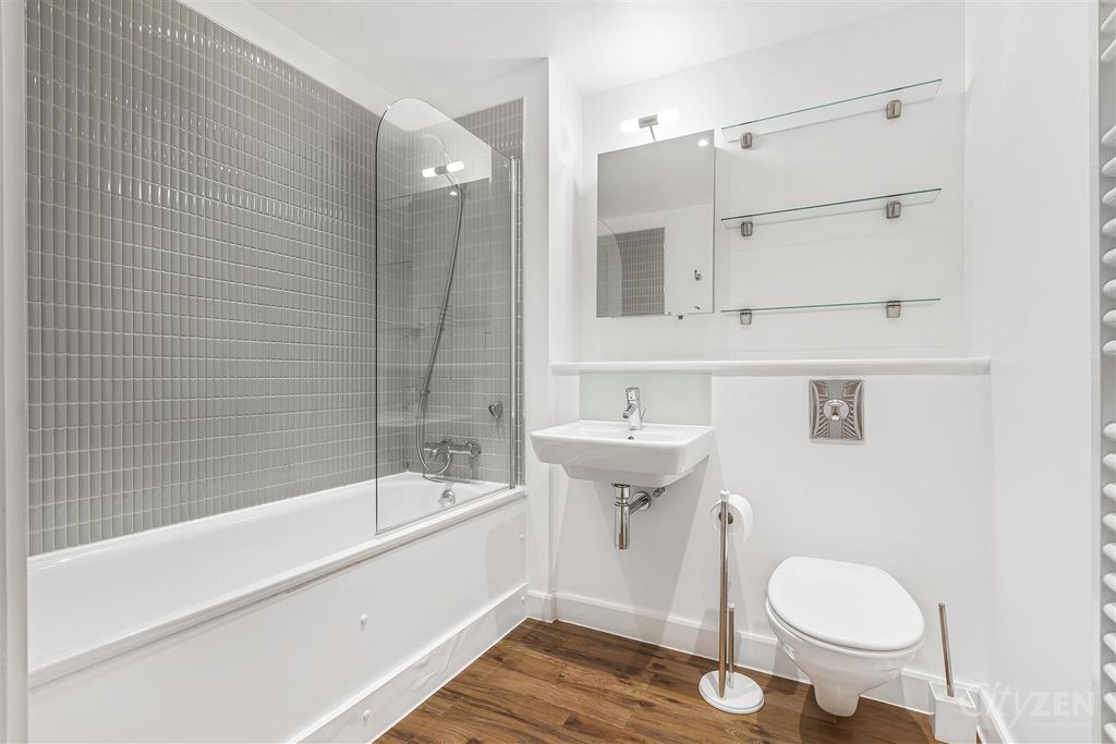 Property photo 3 of 16 Bathroom