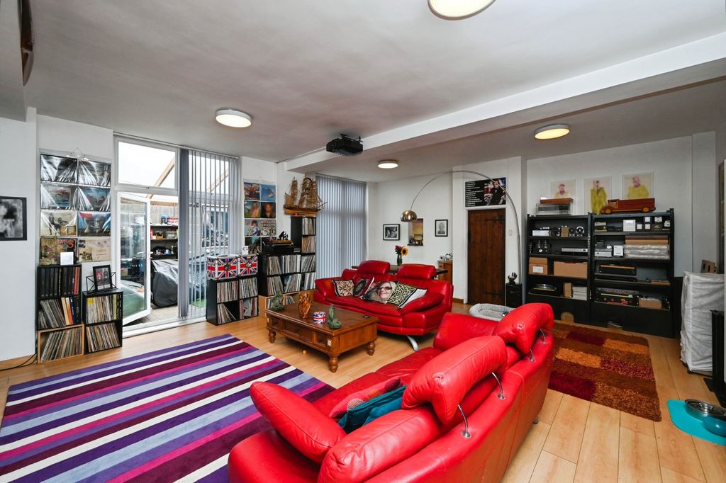Property photo 3 of 17 Lounge