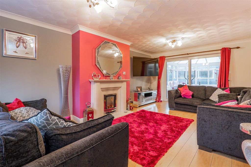 Property photo 2 of 32 Lounge