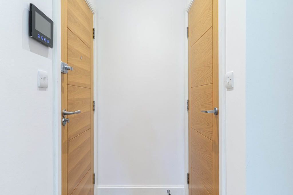 Property photo 2 of 18 Entrance
