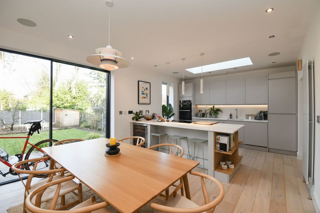 Property photo 2 of 27