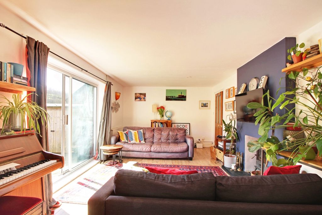 Property photo 1 of 22 Living Room