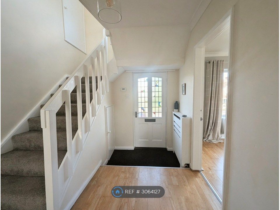 Property photo 1 of 14 Light Spacious Hallway