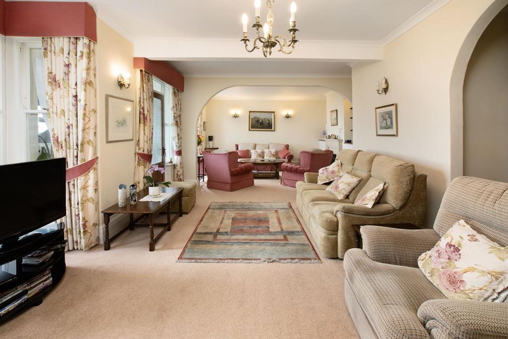 Property photo 2 of 43