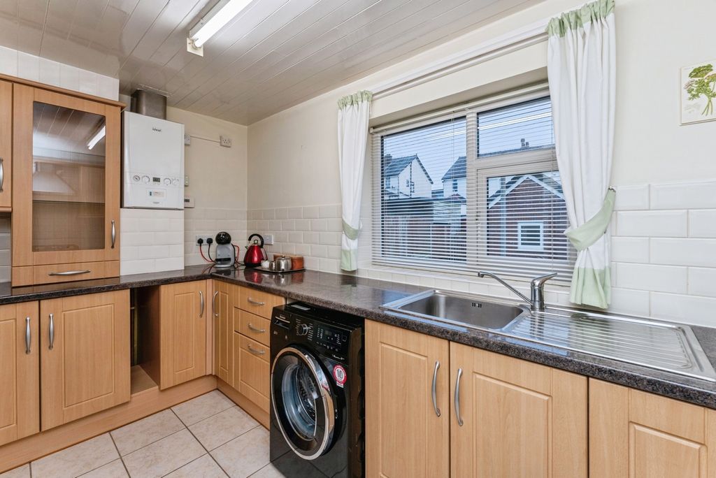 Property photo 3 of 19 Kitchen