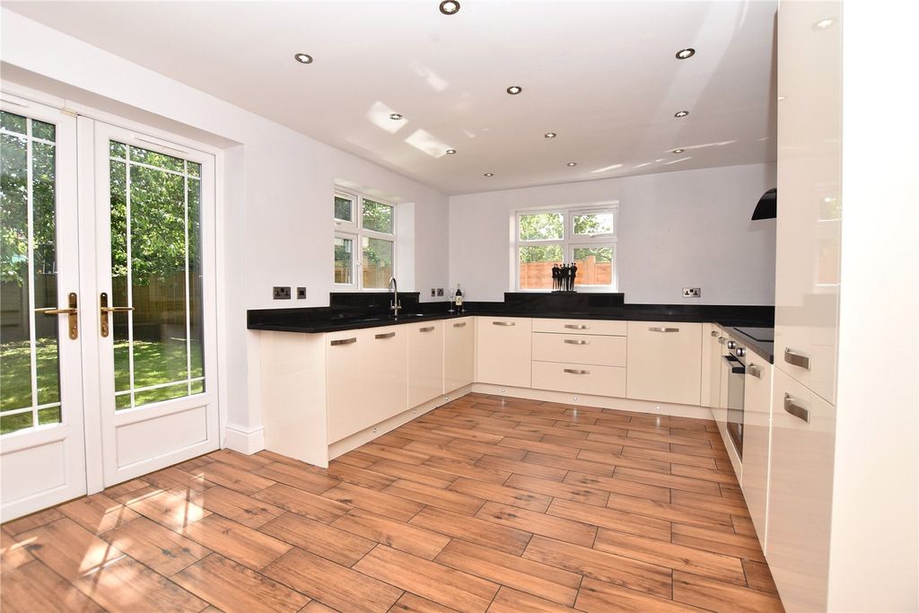 Property photo 2 of 16 Picture No. 21