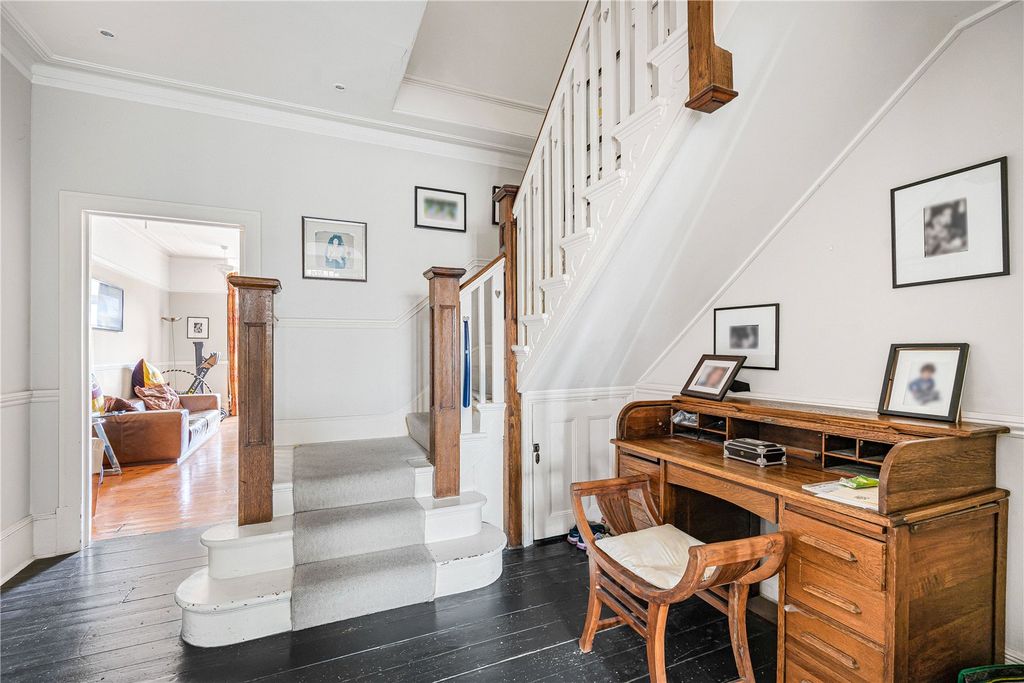 Property photo 3 of 18 Entrance