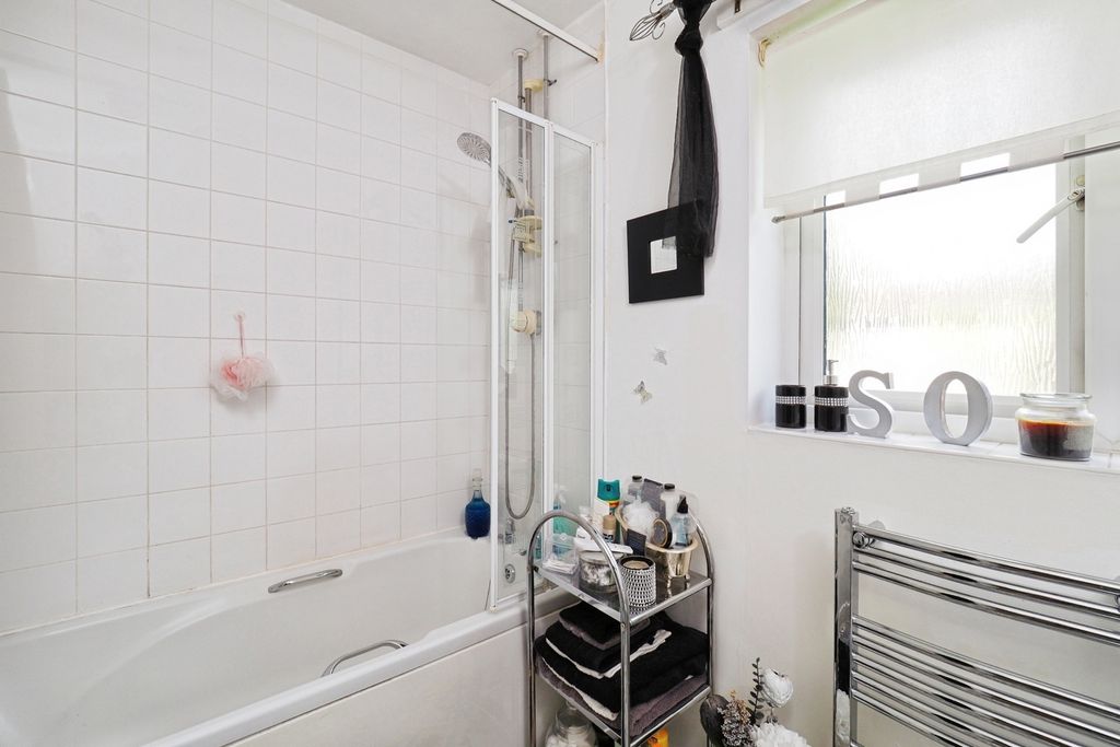 Property photo 3 of 16 Bathroom
