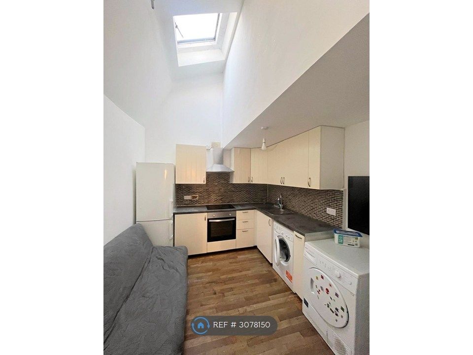 Property photo 1 of 5 Kitchen/Living