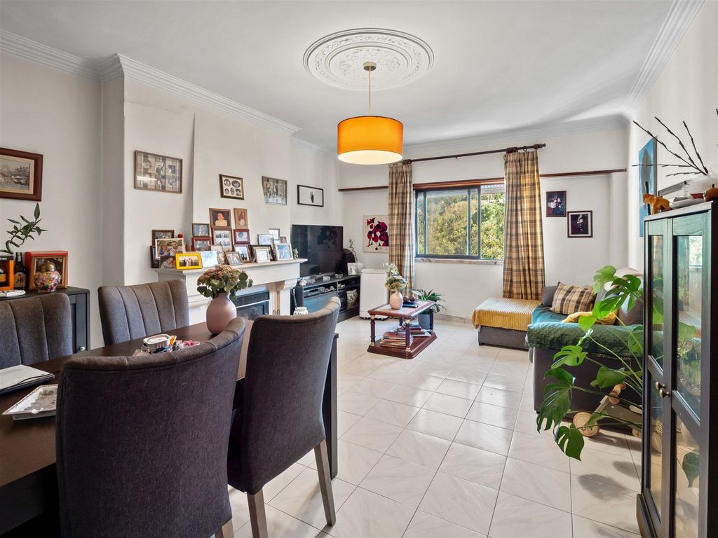 Property photo 1 of 26 Three-Bedroom Flat In The Centre Of Carnaxide
