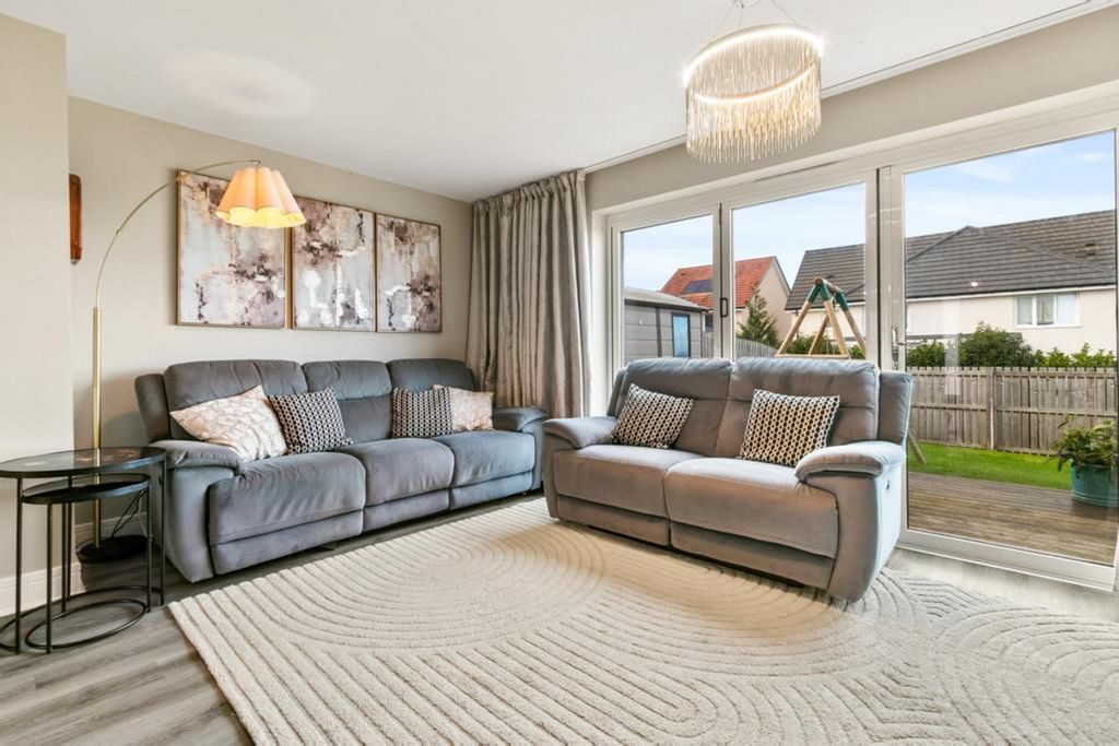 Property photo 2 of 27