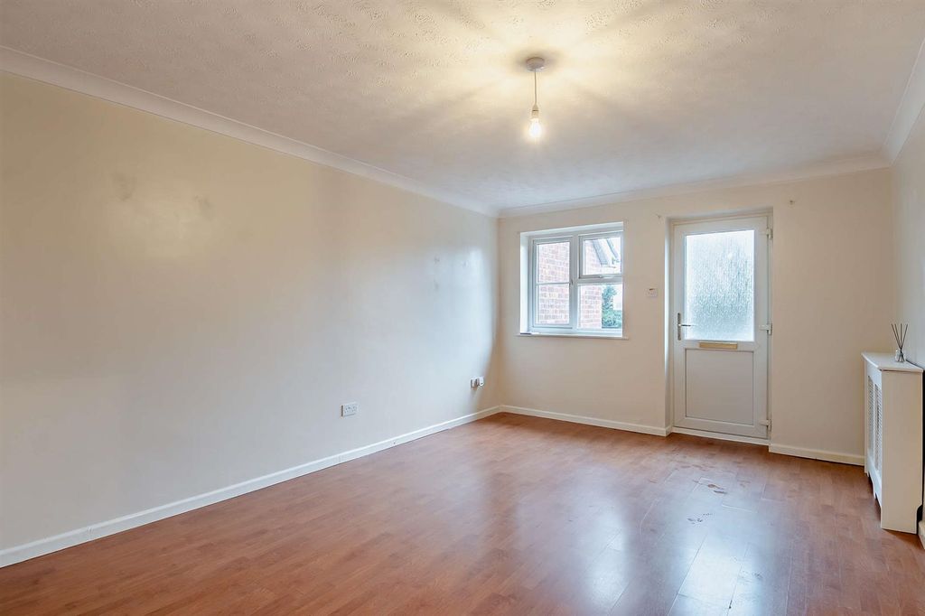 Property photo 3 of 14 8671579-Interior15-800.Jpg