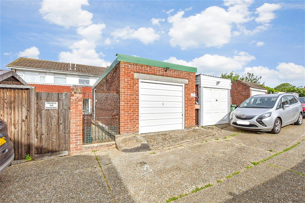 Property photo 1 of 9 Garage