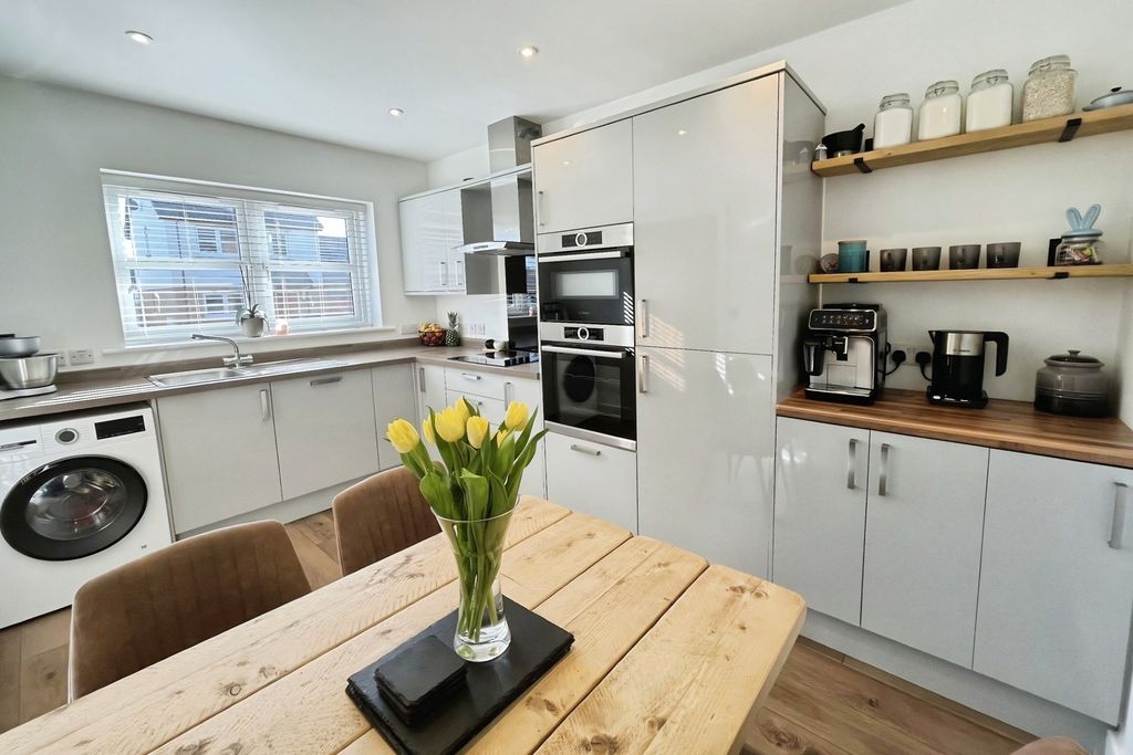 Property photo 3 of 13 Kitchen/Dining Room