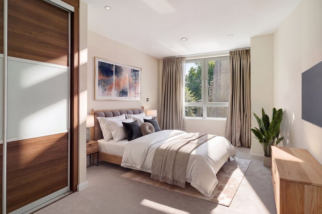 Property photo 3 of 10 Principal Bedroom