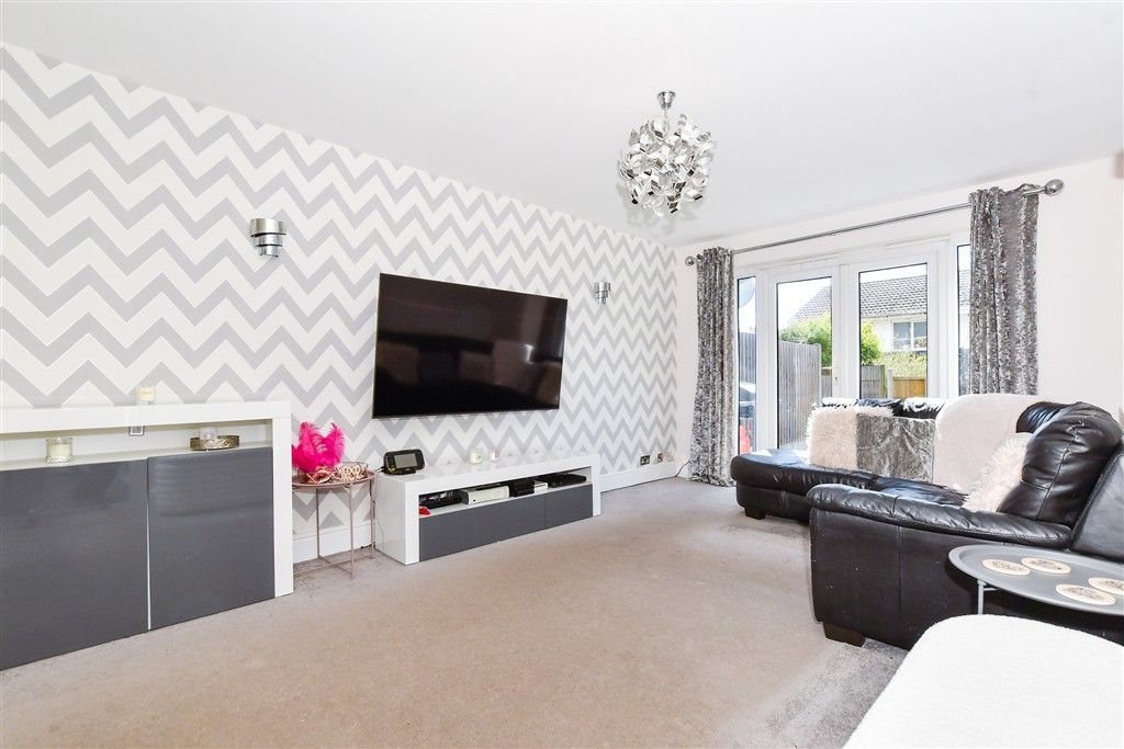 Property photo 3 of 9 Lounge