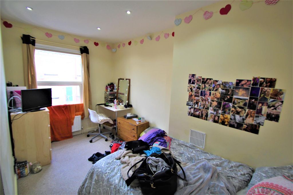 Property photo 3 of 7 Bedroom 3