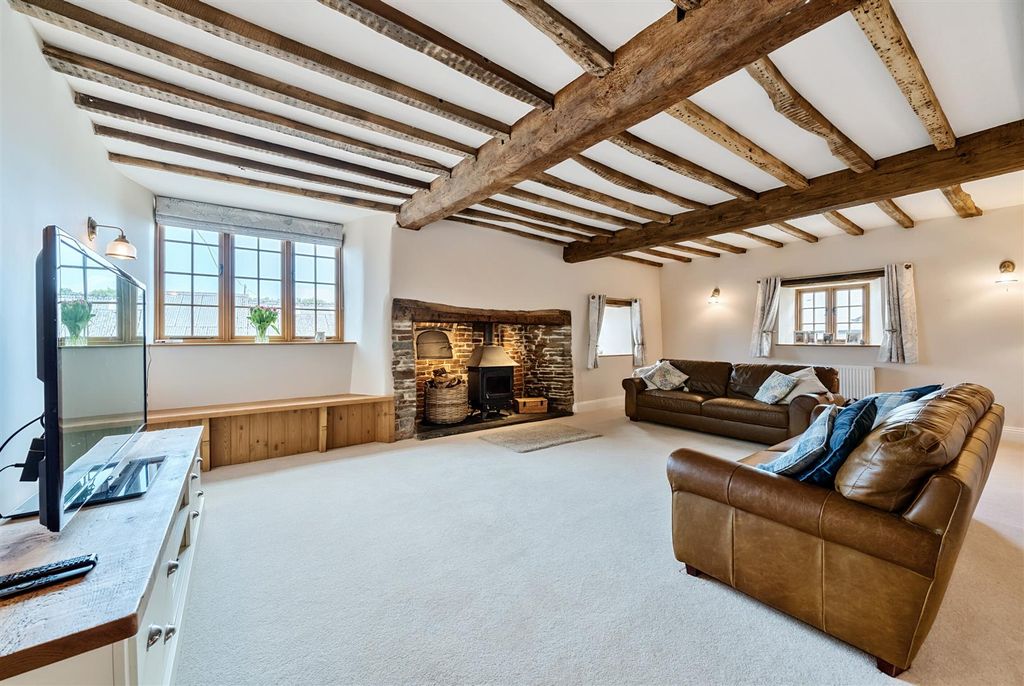 Property photo 2 of 28 Sitting Room