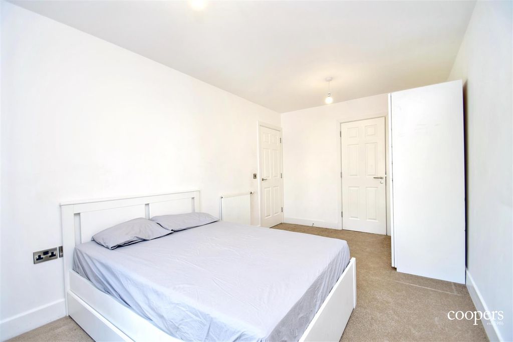 Property photo 2 of 10 Bedroom