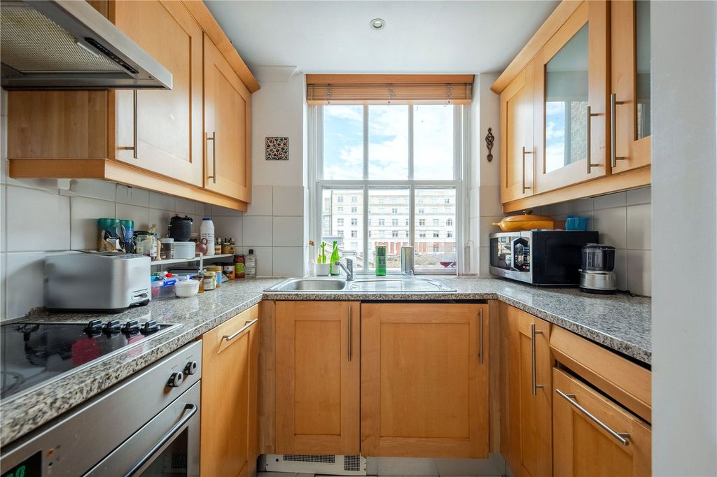 Property photo 3 of 10 Kitchen