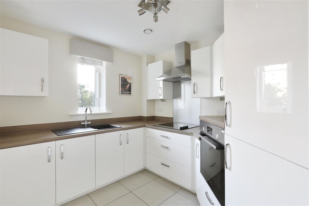 Property photo 2 of 9 02-Cfb7Ct_Mcsr_Flat 7 Llantony Place_01 (1).Jpg