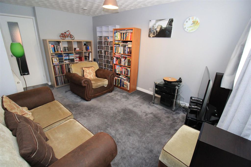 Property photo 3 of 16 Lounge