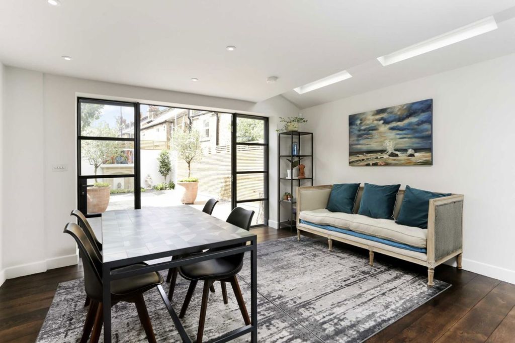 Property photo 2 of 8