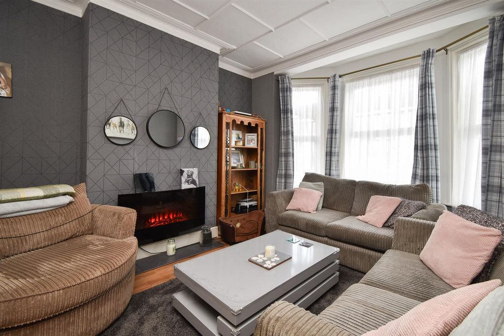 Property photo 3 of 17 Living Room