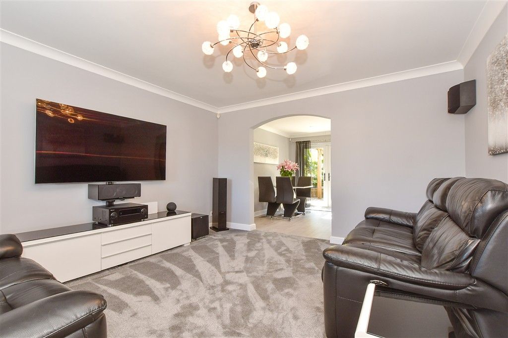 Property photo 3 of 13 Lounge