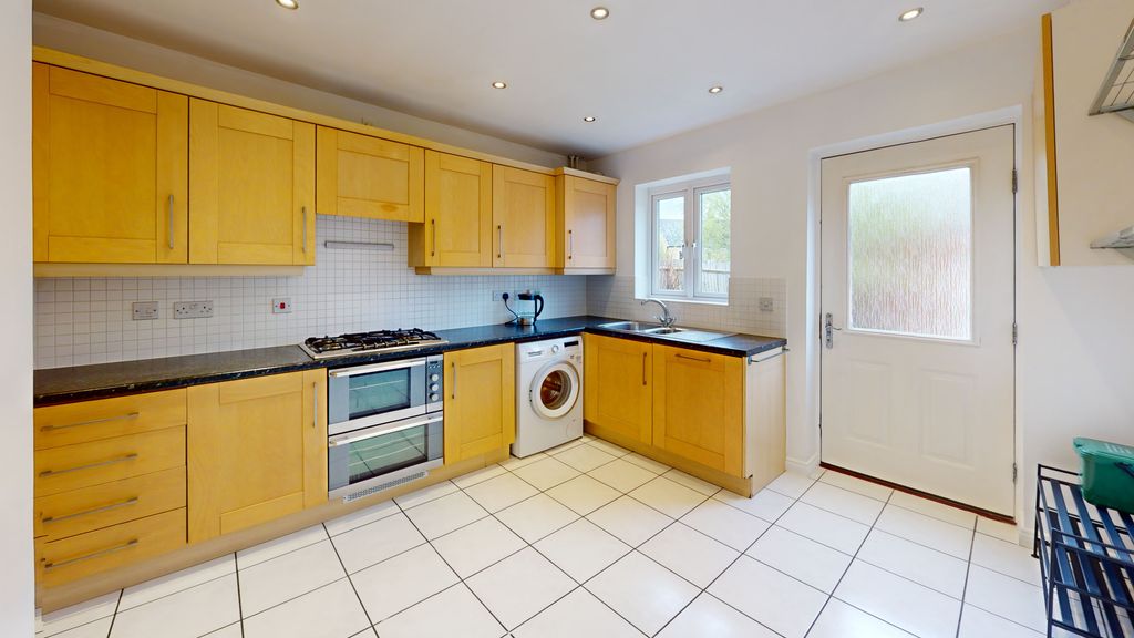 Property photo 3 of 19 Kitchen (4)