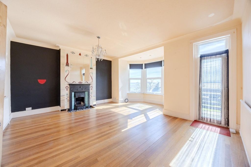 Property photo 3 of 29 Lounge