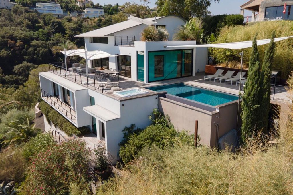 Property photo 1 of 61