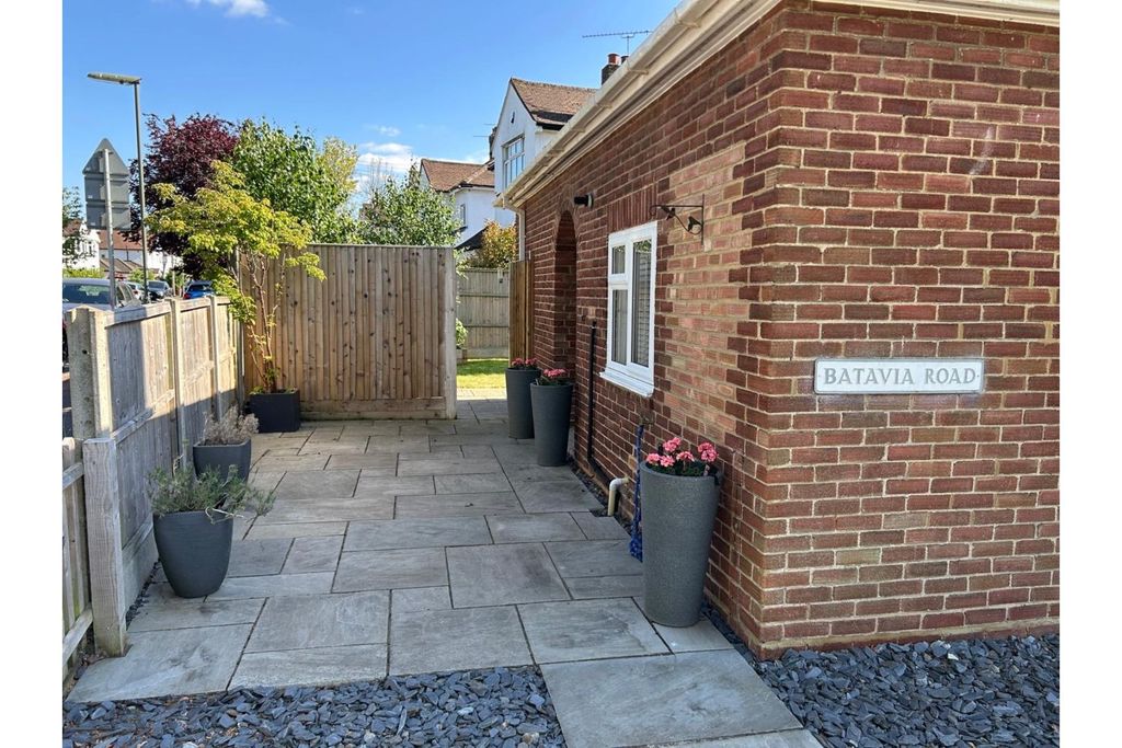 Property photo 3 of 28