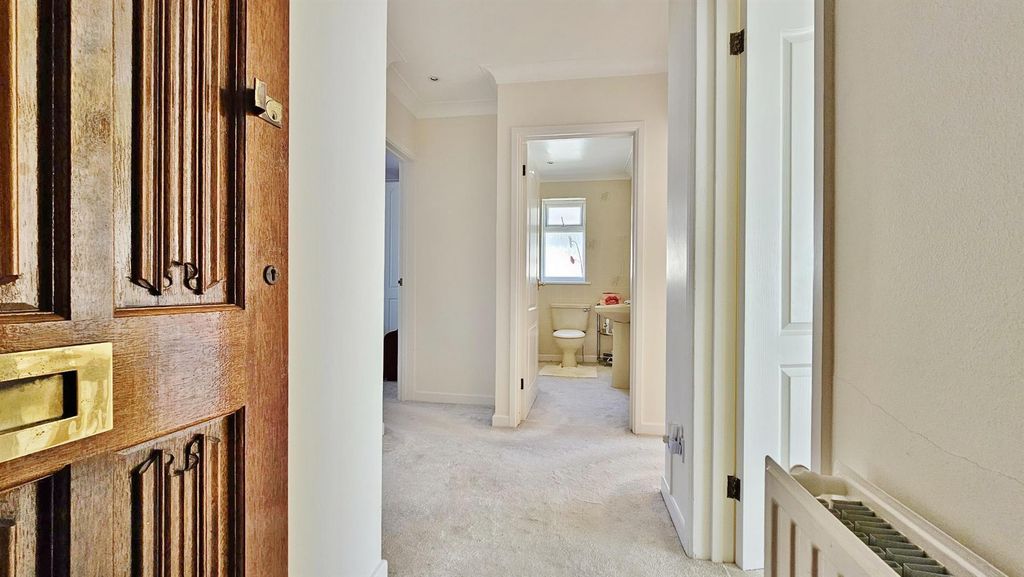 Property photo 3 of 26 Entrance Hall