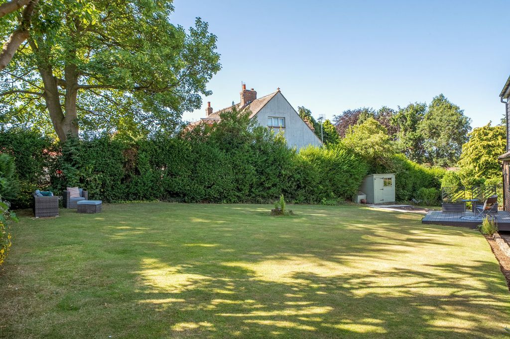 Property photo 2 of 27