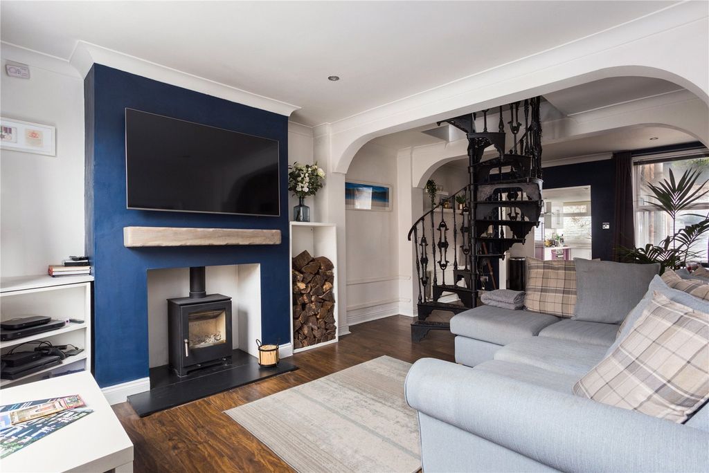 Property photo 2 of 14 Lounge