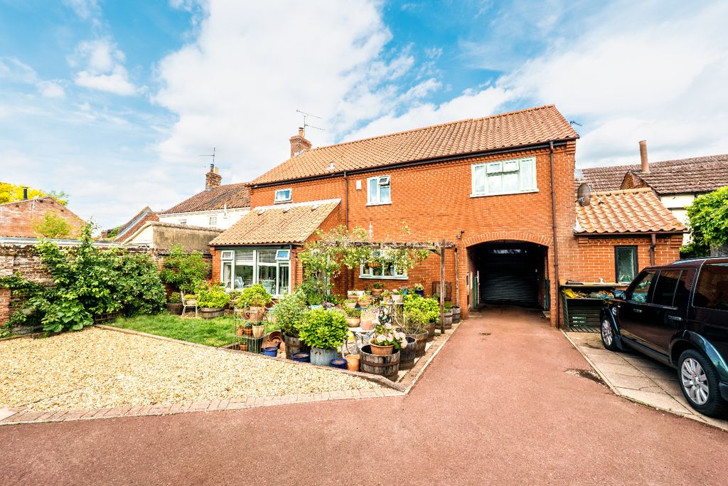 Property photo 2 of 25 4209544