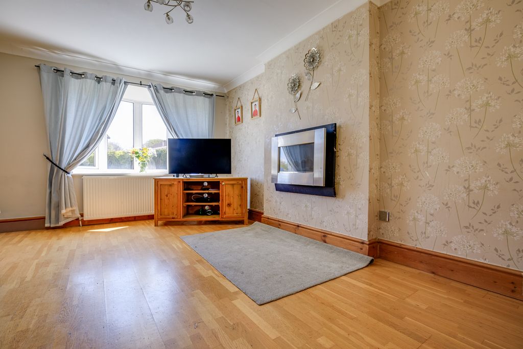 Property photo 3 of 24 Lounge 1.3