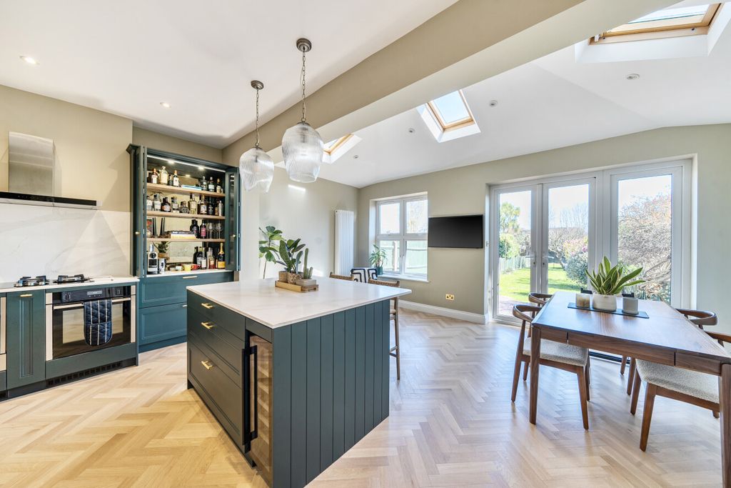 Property photo 2 of 21 1438471-18-69d4F5...