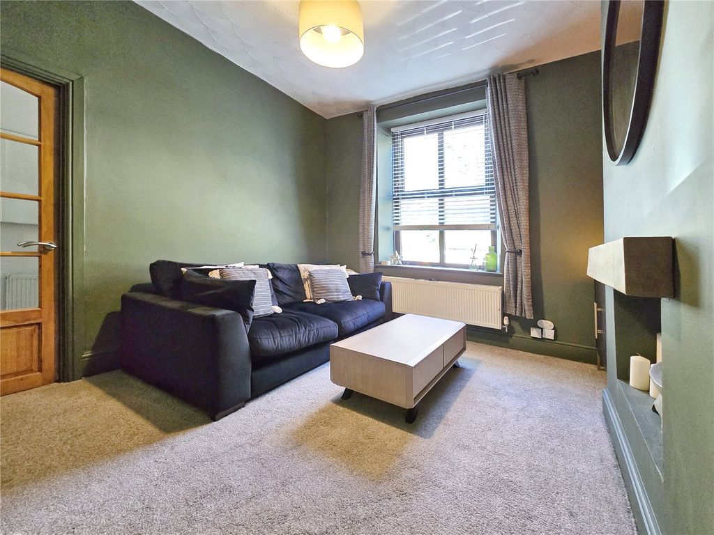 Property photo 3 of 27 Lounge