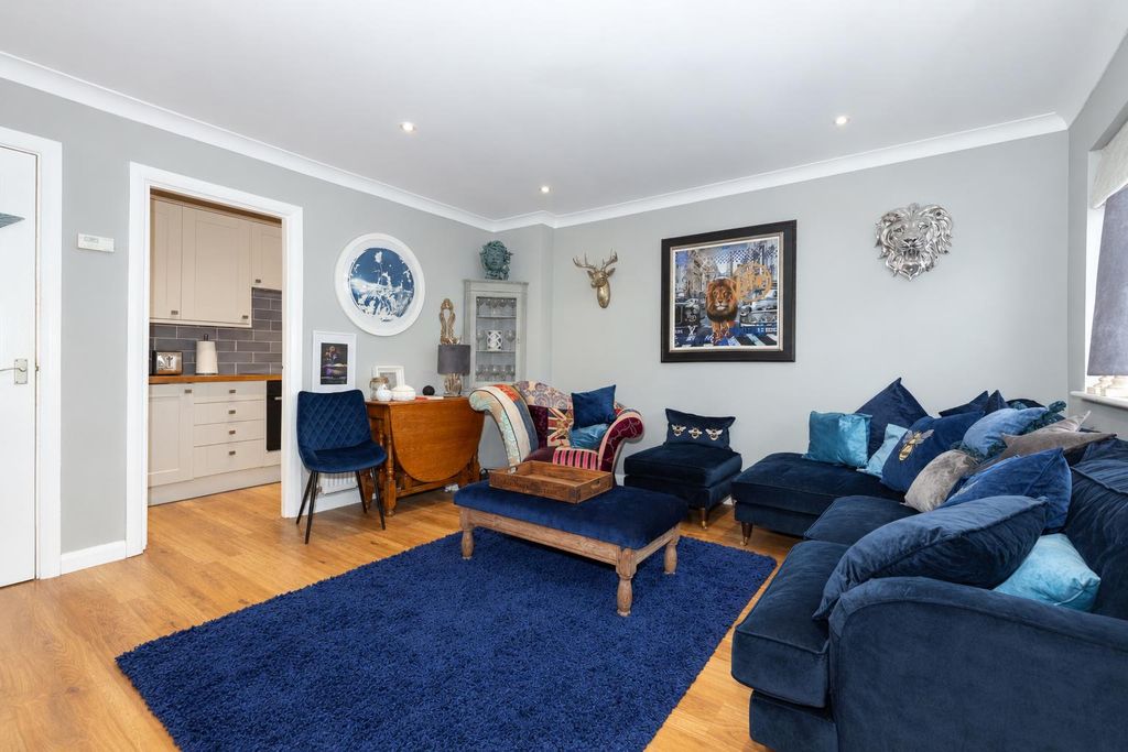 Property photo 2 of 8 7B6c1Cef-8Bbf-46A6-916E-d10E6B8968c7.Png